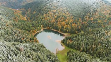 sonbahar sırasında dağların ortasında büyük göl