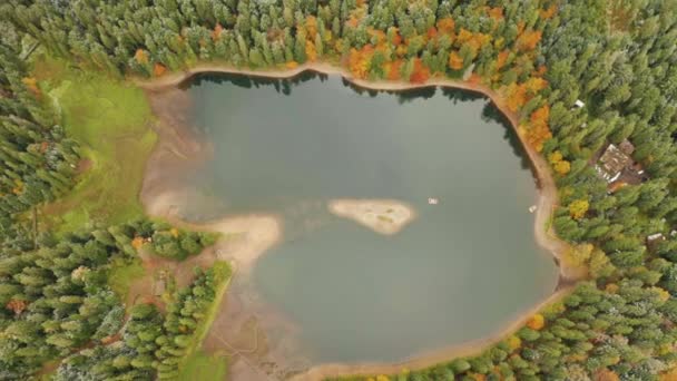 Grande lago in mezzo alle montagne durante l'autunno — Video Stock