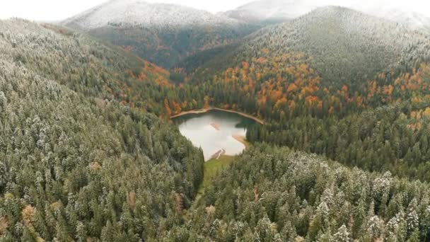 Grande lago no meio das montanhas durante o outono — Vídeo de Stock