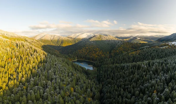 Velké jezero uprostřed hor během podzimu — Stock fotografie