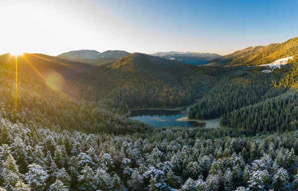 Velké jezero uprostřed hor během podzimu — Stock fotografie