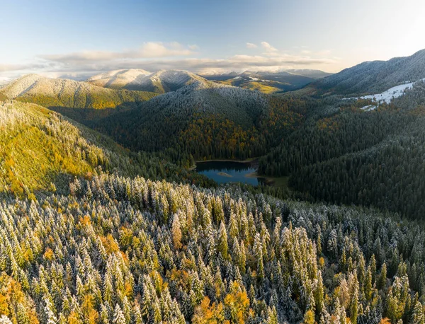 Velké jezero uprostřed hor během podzimu — Stock fotografie