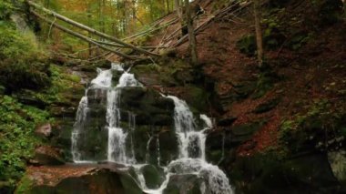 Harika bir şelale şelalesi düşüyor. Hava manzaralı. Shipot şelalesi