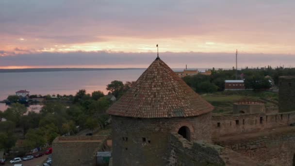 Vista aérea da fortaleza velha em Belgorod-Dniester em Sunrise, Ucrânia — Vídeo de Stock