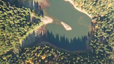 sonbahar sırasında dağların ortasında büyük göl