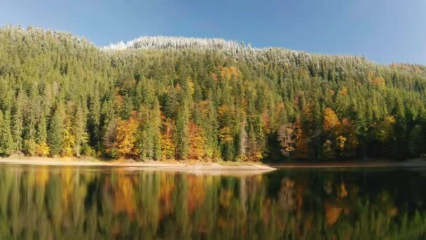 Gran lago en medio de las montañas durante el otoño — Vídeo de stock