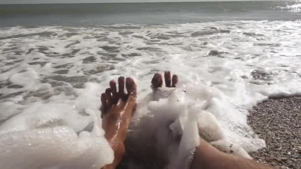 Ανθρώπινα πόδια πλένονται από τα κύματα της θάλασσας — Αρχείο Βίντεο