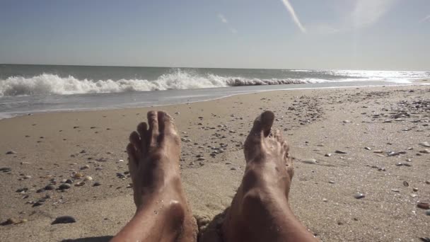 Menselijke voeten gewassen door de golven van de zee — Stockvideo