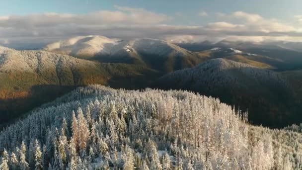 Zasněžené hory na podzim nebo v zimě. — Stock video