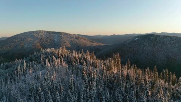 Verschneiter Berg im Herbst oder Winter. — Stockvideo