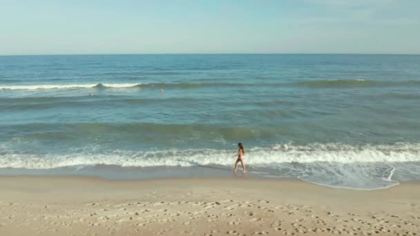 아름답고 어린 소녀 가 바다를 따라 걸어 다닌다 — 비디오