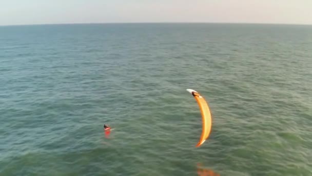 Vista aérea kite surf en el mar — Vídeos de Stock