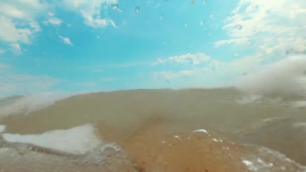 Άμμος, βότσαλα και κύματα κοντά. Υποθαλάσσια γυρίσματα. — Αρχείο Βίντεο