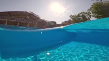 Sualtı çatışması. Mavi yüzme havuzunda kız dalışı.