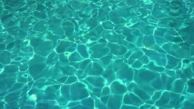 Su dalgalanmaları. Deniz yüzeyinde güneş ışığı. Yavaş çekim