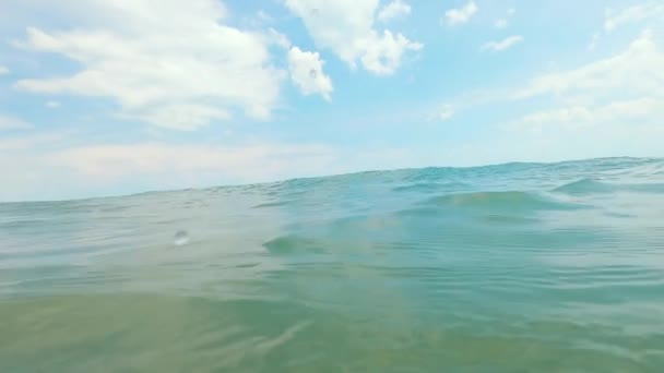 Sandsten, strandstenar och vågor på nära håll. Undervattensfotografering. — Stockvideo