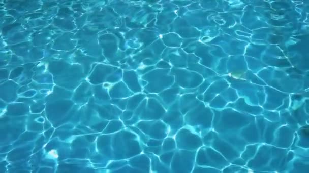 Vlnění vody. Sluneční paprsek na hladině moře. Zpomalený pohyb — Stock video