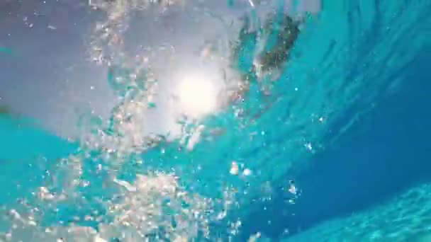 Vízcsobbanás, víz alatti lassított felvétel. — Stock videók