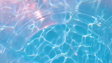 Su dalgalanmaları. Deniz yüzeyinde güneş ışığı. Yavaş çekim