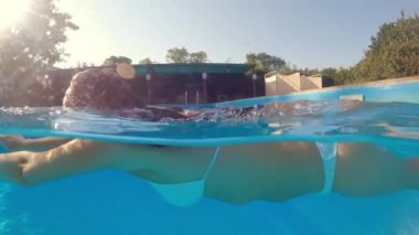 Sualtı çatışması. Mavi yüzme havuzunda kız dalışı.