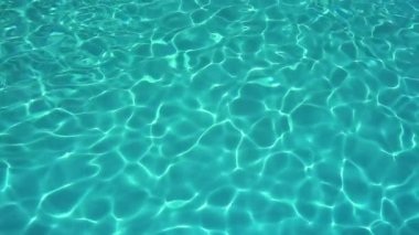 Su dalgalanmaları. Deniz yüzeyinde güneş ışığı. Yavaş çekim