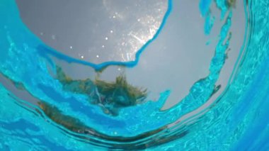 Su sıçrıyor, su altı ağır çekim.