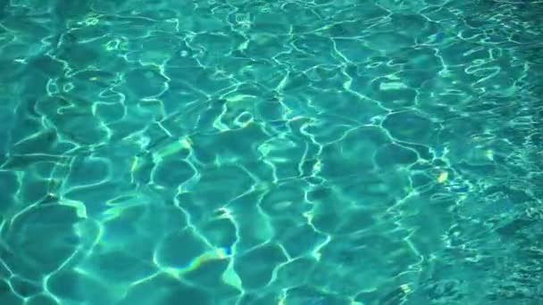 Su dalgalanmaları. Deniz yüzeyinde güneş ışığı. Yavaş çekim — Stok video