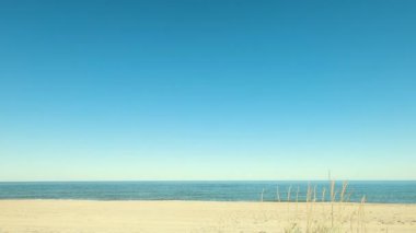 Deniz manzarası, kum ve gökyüzü.