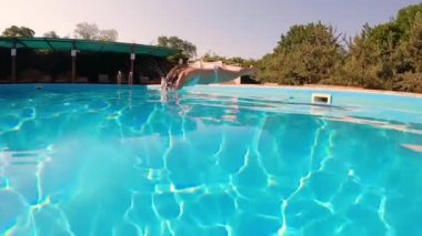 Sualtı çatışması. Mavi yüzme havuzunda kız dalışı.