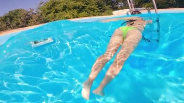 Güzel kız havuzdan çıkıyor.