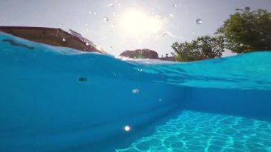 Sualtı çatışması. Mavi yüzme havuzunda kız dalışı.