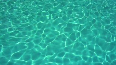 Su dalgalanmaları. Deniz yüzeyinde güneş ışığı. Yavaş çekim