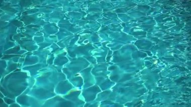 Su dalgalanmaları. Deniz yüzeyinde güneş ışığı. Yavaş çekim