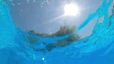 Su sıçrıyor, su altı ağır çekim.