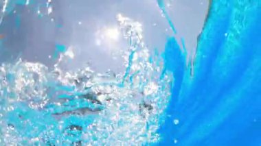 Su sıçrıyor, su altı ağır çekim.