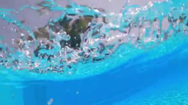 Su sıçrıyor, su altı ağır çekim.