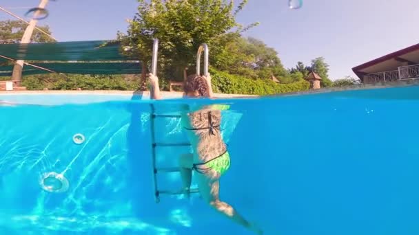 Menina bonita sai da piscina — Vídeo de Stock