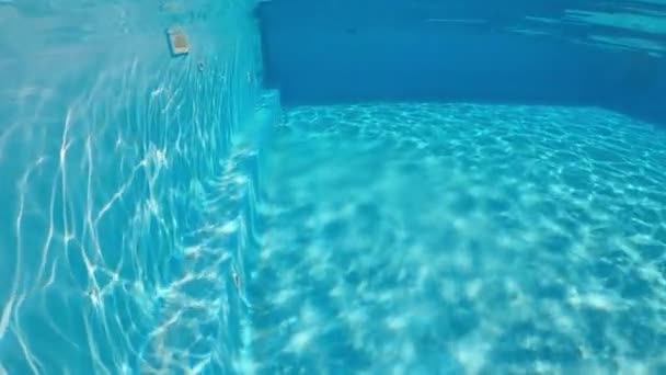 Всплеск воды, замедленная съемка под водой. — стоковое видео