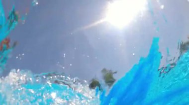 Su sıçrıyor, su altı ağır çekim.