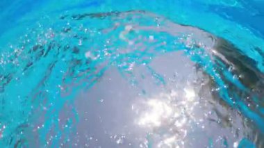 Su sıçrıyor, su altı ağır çekim.