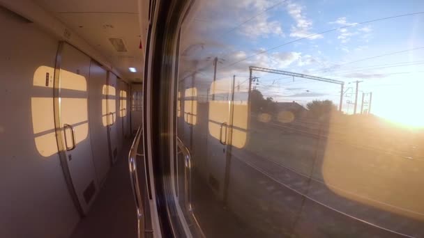 Interiör vy på tåg tomma fönster fönster rör sig genom landsbygden. — Stockvideo