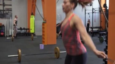 Fitness kadının spor olarak çift atlama ipi çalışma yapması