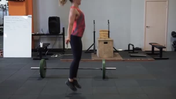 Fitness donna che fa doppio salto corda allenamento in palestra — Video Stock