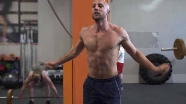 Moe zweterige fitness man dubbele springen touw training in de sportschool — Stockvideo
