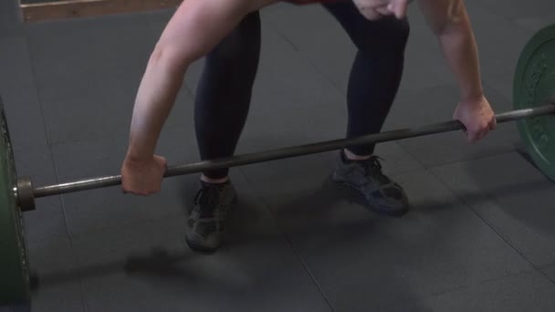 Mulher fitness fazendo barbell arrebatar treino no ginásio — Vídeo de Stock