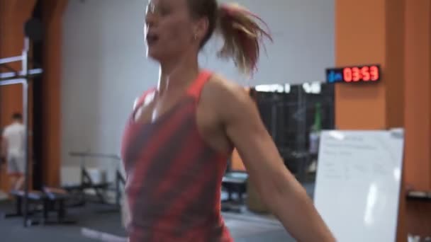 Cansada mujer fitness sudorosa haciendo entrenamiento de cuerda de salto doble en el gimnasio — Vídeos de Stock