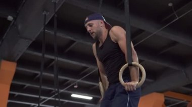 Ring yapan inatçı yorgun fitness erkek spor olarak çalışma dips