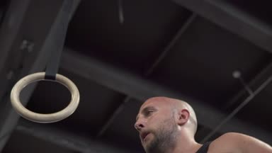 Ring yapan yorgun fitness erkek spor salonunda egzersiz dips