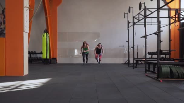 Δύο γυναίκες γυμναστήριο ανταγωνίζονται στο τρέξιμο στο γυμναστήριο — Αρχείο Βίντεο