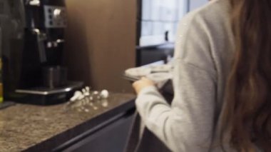 Kız evde mutfak pişirme için fırında kek koyar